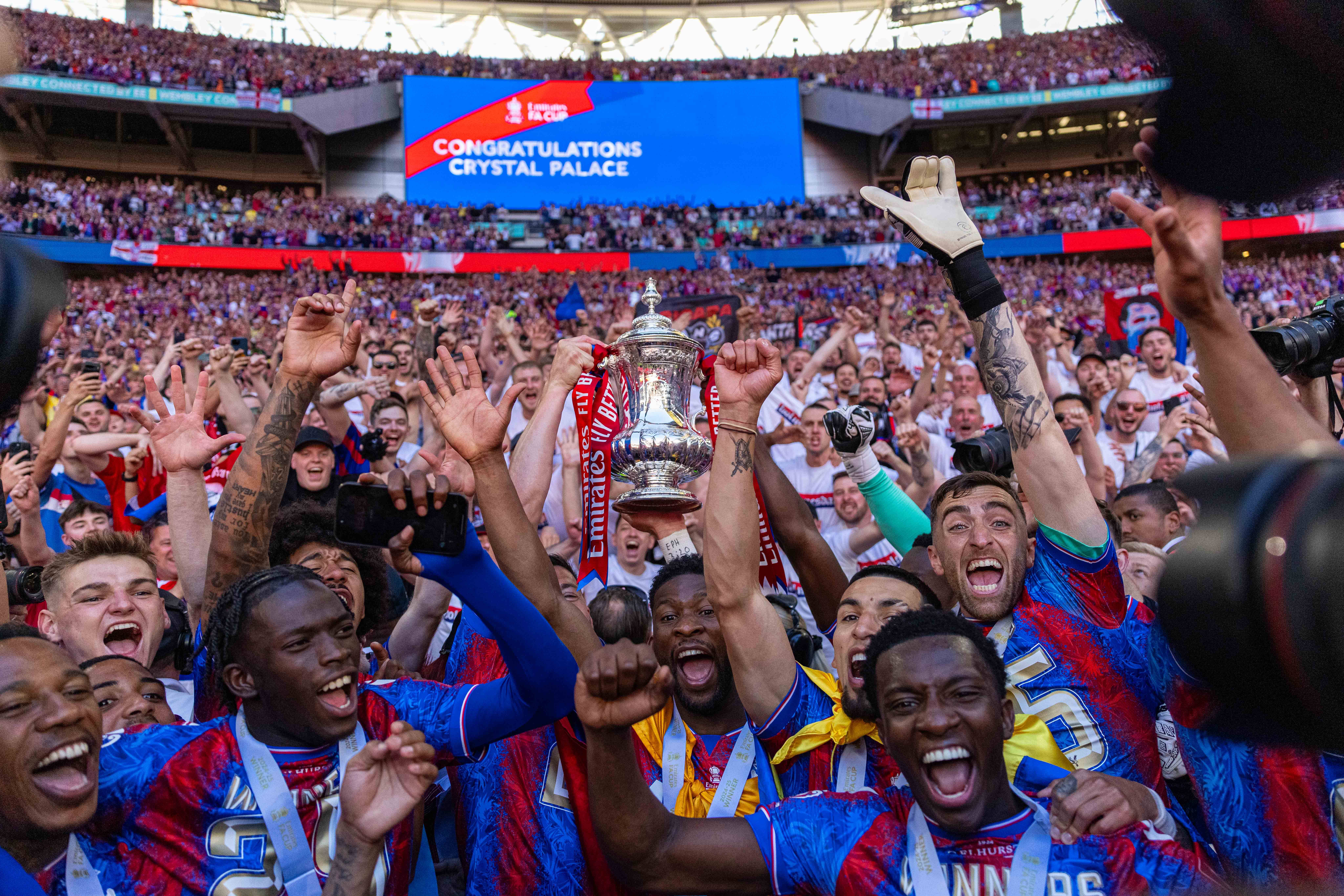 联赛第一阶段落幕,球队整体表现令人期待 联赛第一阶段落幕,球队整体表现令人期待