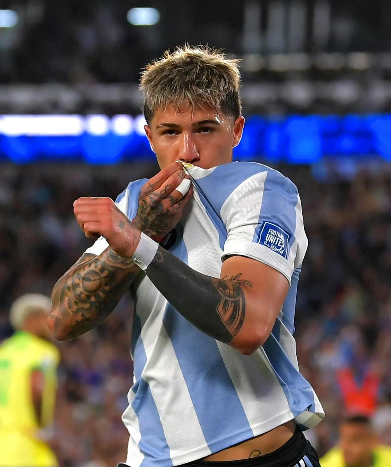 哥伦比亚队闯入半决赛,展现出色实力 哥伦比亚队闯入半决赛,展现出色实力