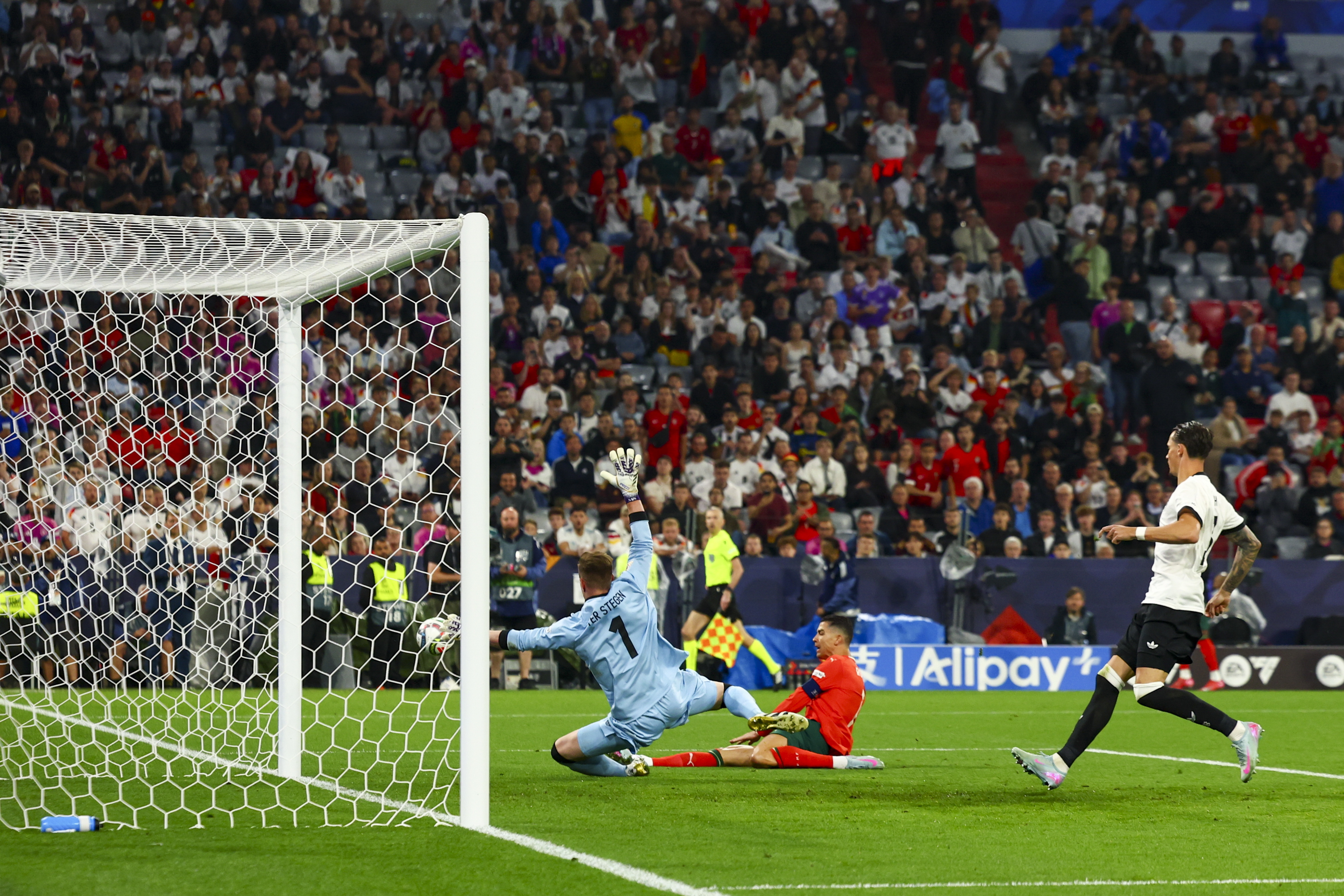 开云体育入口-欧国联比赛精彩瞬间回顾，球迷热议纷纷