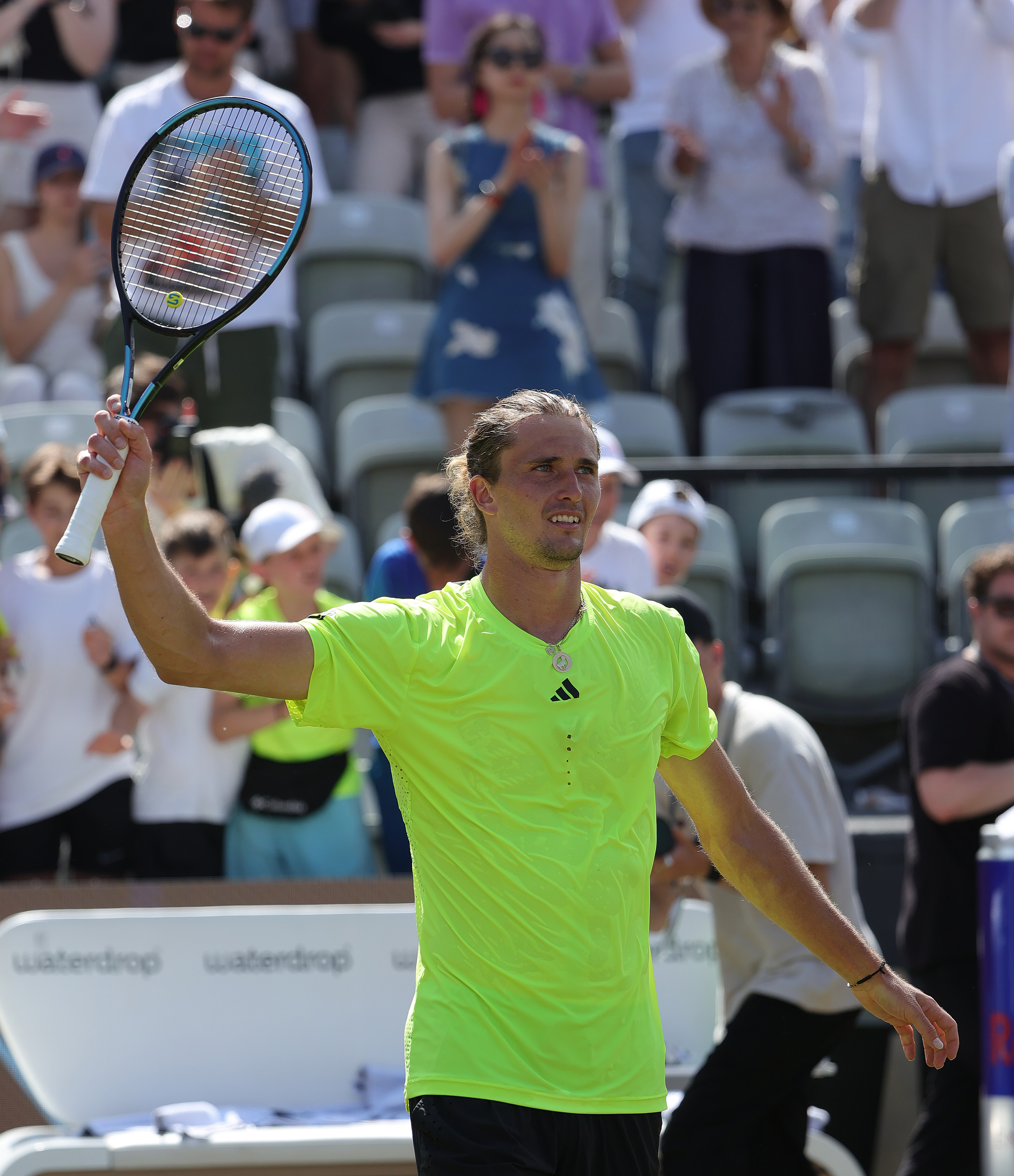 包含世界网球队险胜美国网球队，兹维列夫送出助攻的词条