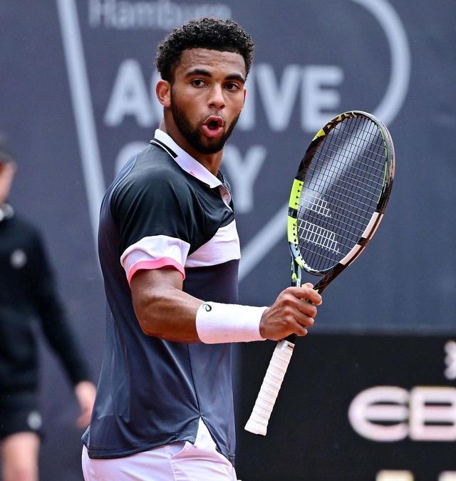 包含西班牙网球队绝地反击法国网球队，西西帕斯爆发神勇的词条