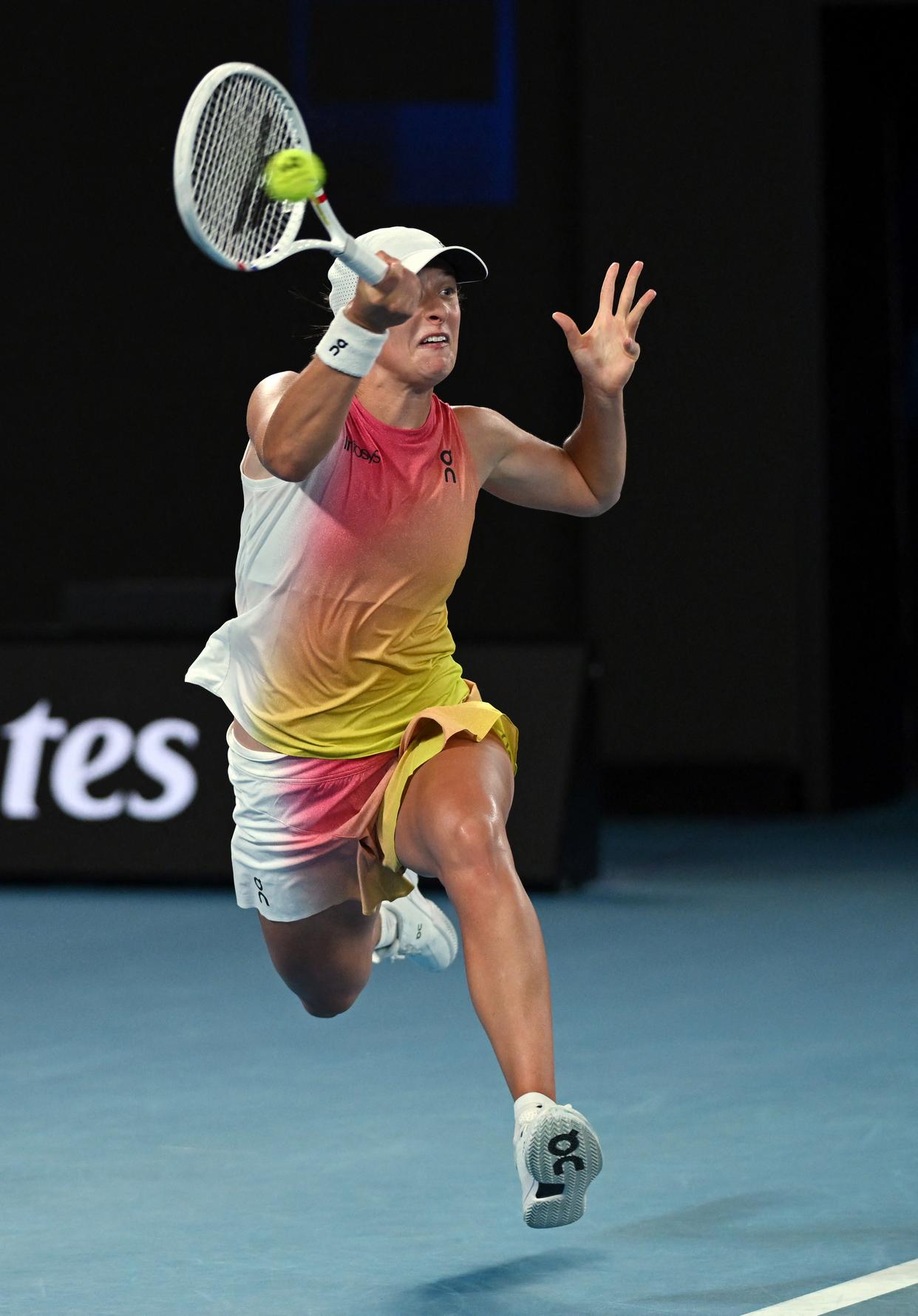 关于网球选手刷新世界纪录，震撼全场的信息